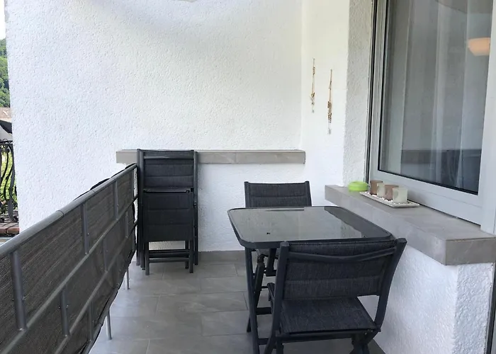 Joanna Mit Burgblick